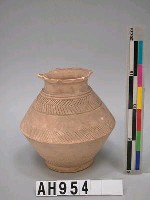 藏品(白陶斜紋素燒壺)的圖片